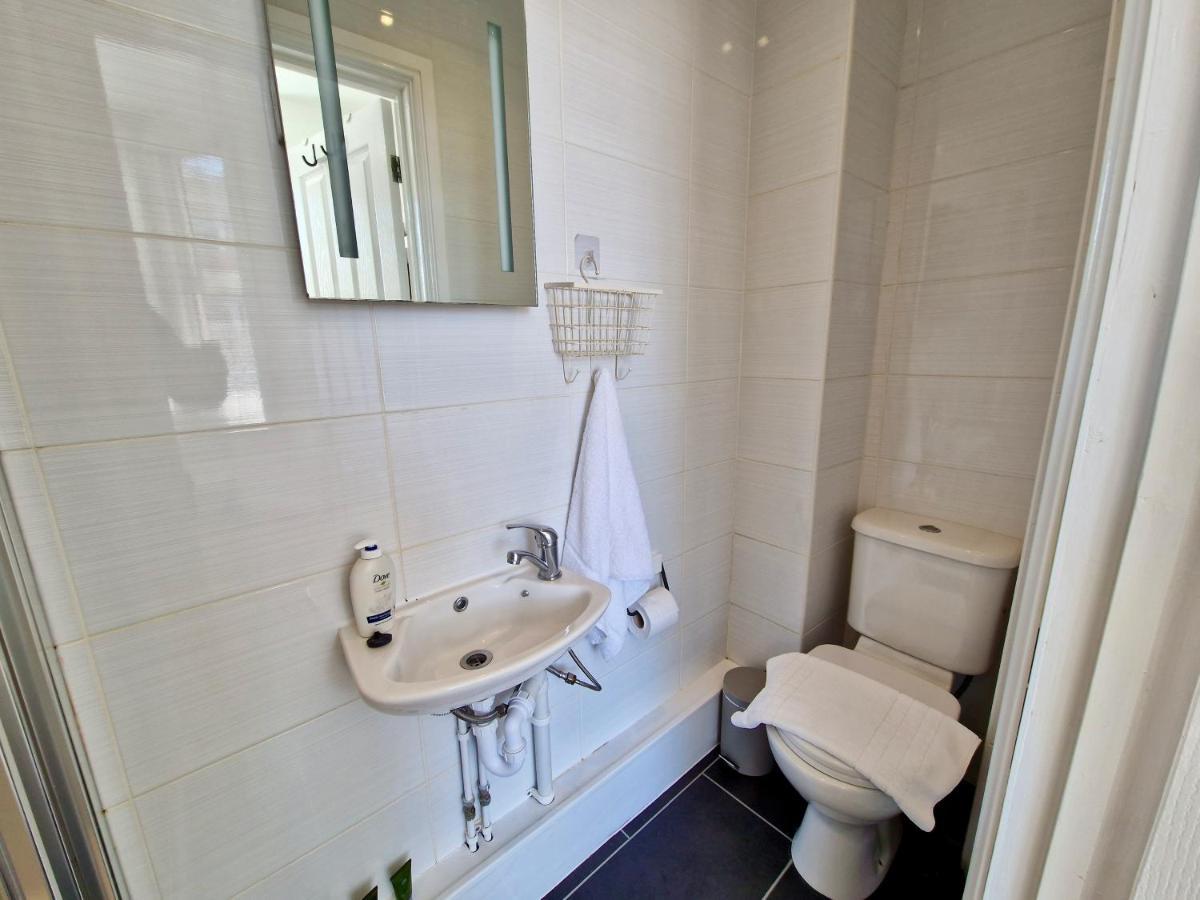 Incredible Private Rooms All With Private Bathrooms In A Fully Serviced House Next To City Centre With Free Parking Coventry Kültér fotó