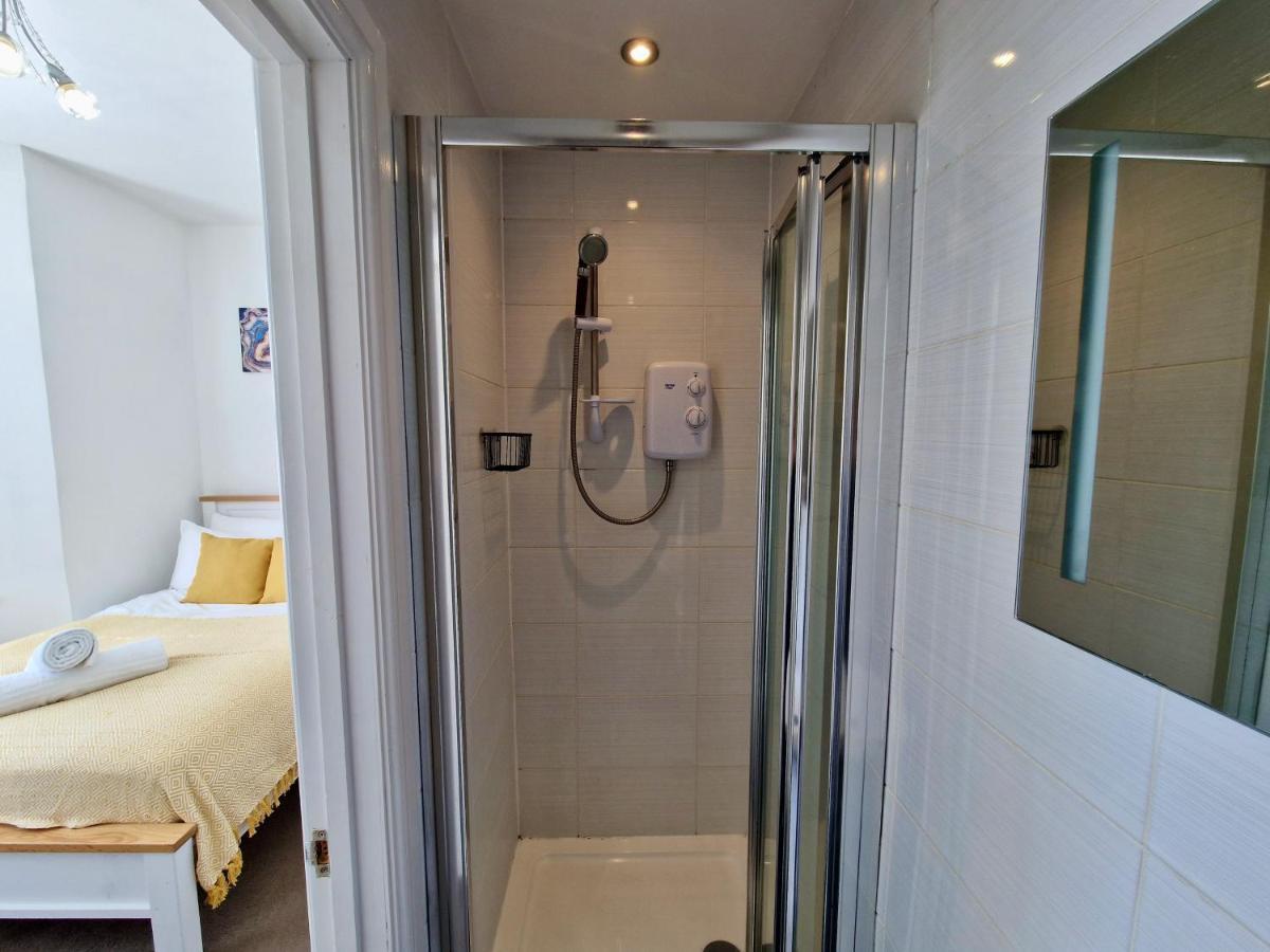 Incredible Private Rooms All With Private Bathrooms In A Fully Serviced House Next To City Centre With Free Parking Coventry Kültér fotó