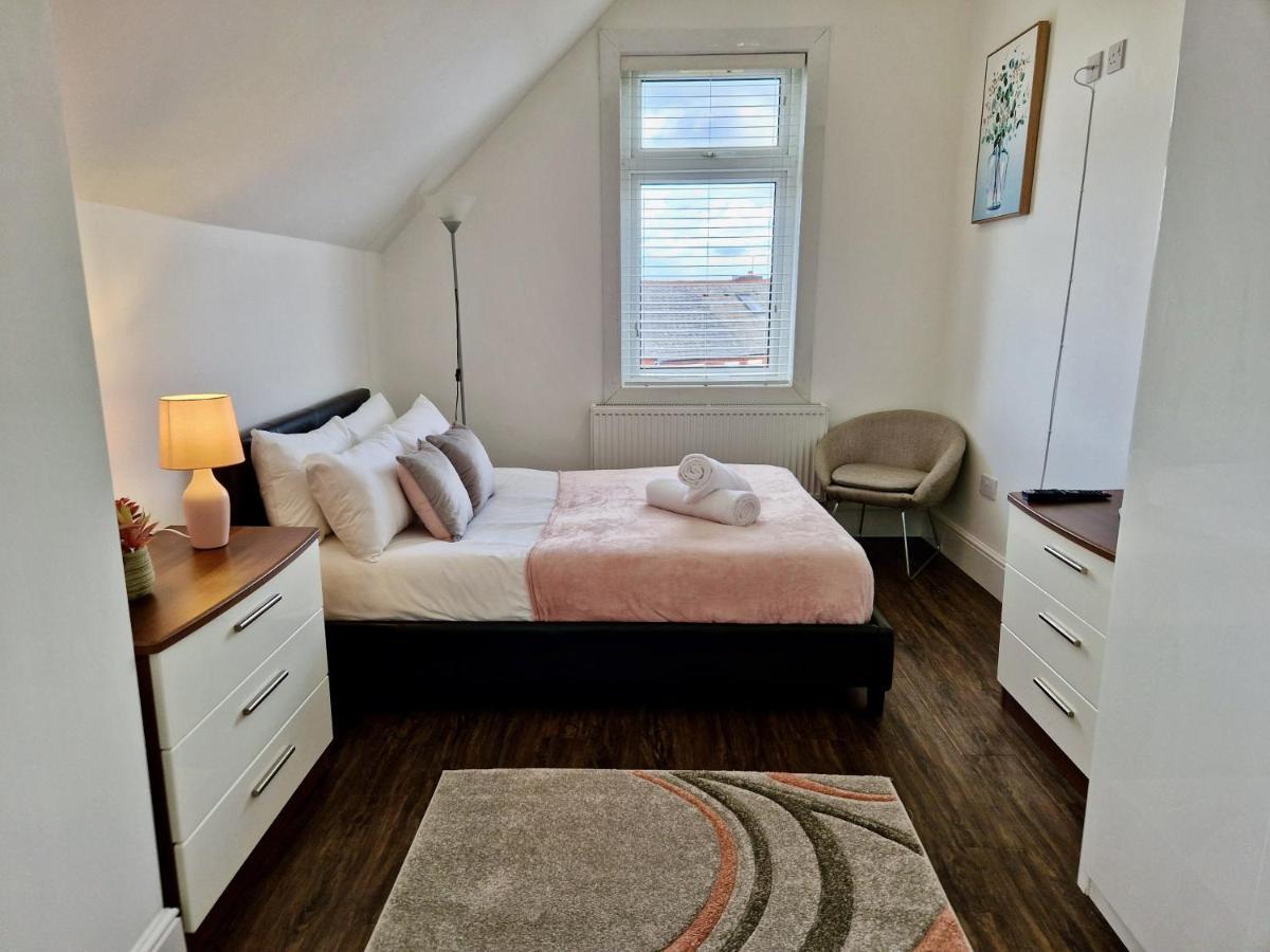 Incredible Private Rooms All With Private Bathrooms In A Fully Serviced House Next To City Centre With Free Parking Coventry Kültér fotó