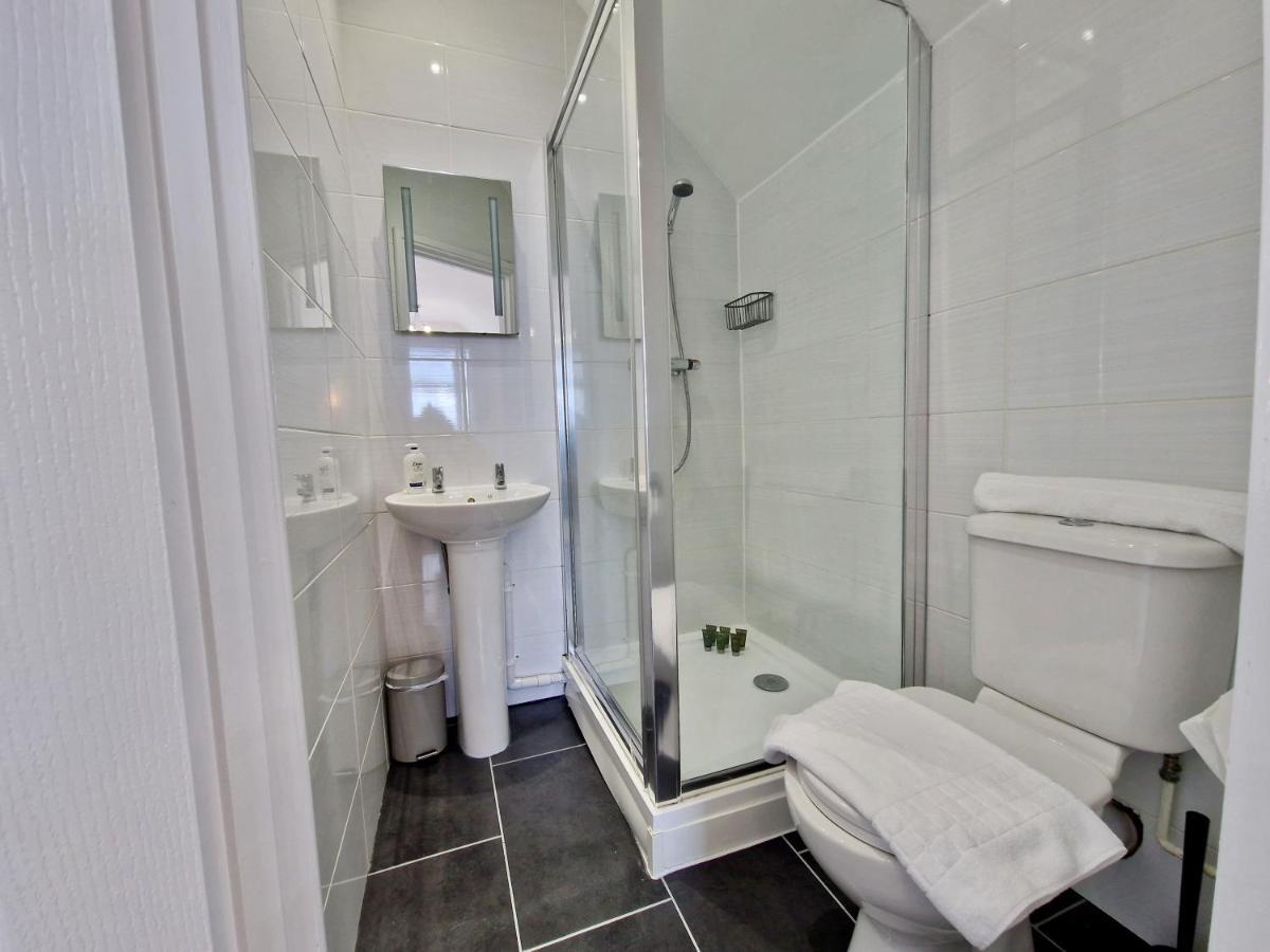 Incredible Private Rooms All With Private Bathrooms In A Fully Serviced House Next To City Centre With Free Parking Coventry Kültér fotó
