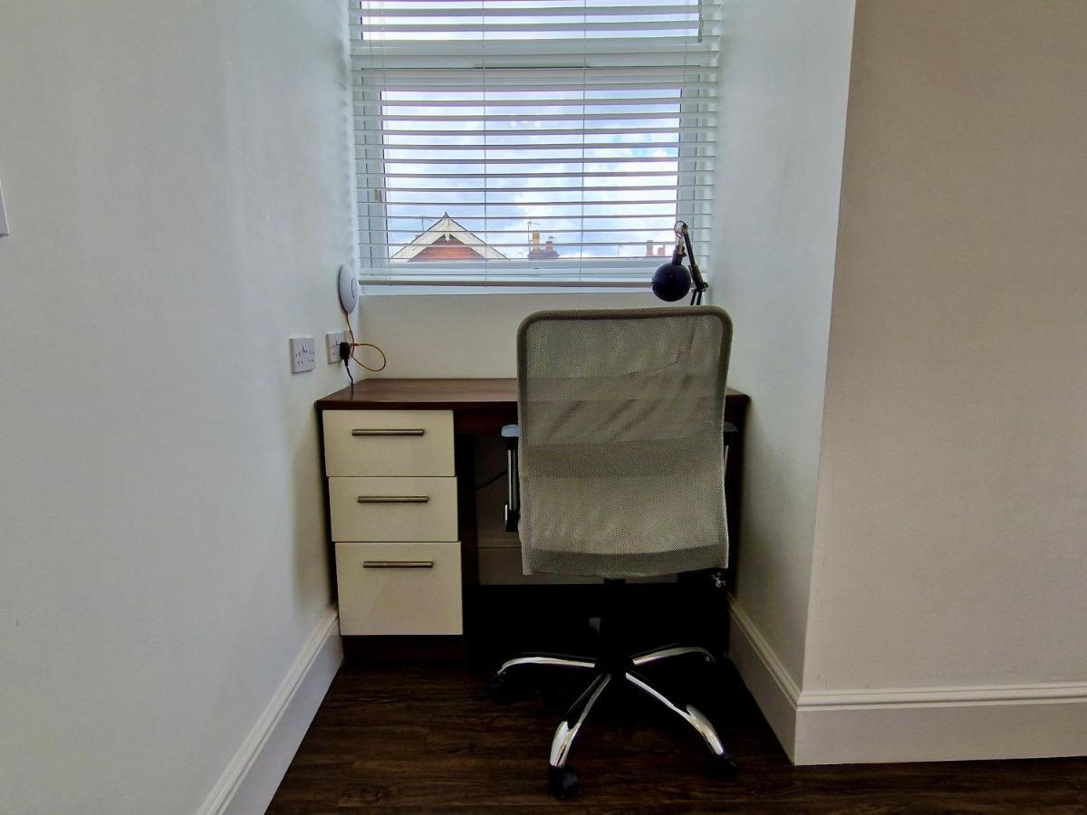 Incredible Private Rooms All With Private Bathrooms In A Fully Serviced House Next To City Centre With Free Parking Coventry Kültér fotó
