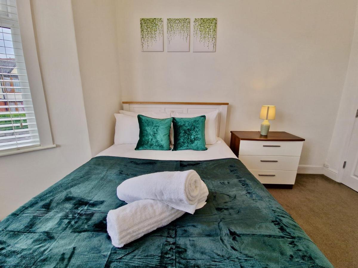 Incredible Private Rooms All With Private Bathrooms In A Fully Serviced House Next To City Centre With Free Parking Coventry Kültér fotó