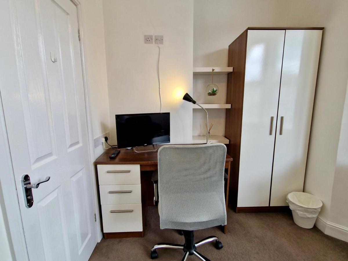 Incredible Private Rooms All With Private Bathrooms In A Fully Serviced House Next To City Centre With Free Parking Coventry Kültér fotó