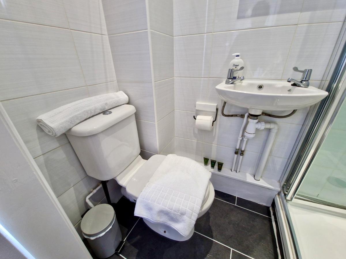 Incredible Private Rooms All With Private Bathrooms In A Fully Serviced House Next To City Centre With Free Parking Coventry Kültér fotó