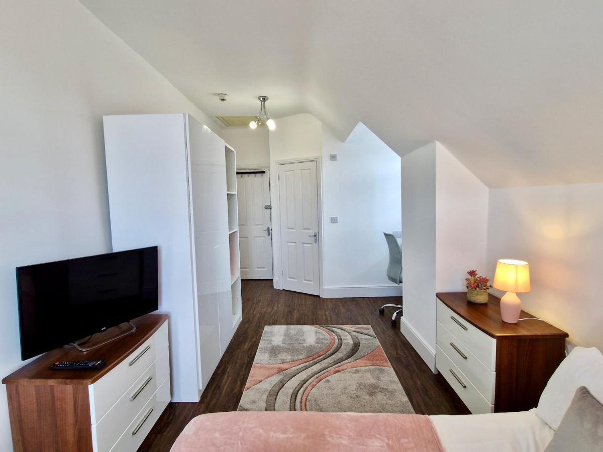 Incredible Private Rooms All With Private Bathrooms In A Fully Serviced House Next To City Centre With Free Parking Coventry Kültér fotó
