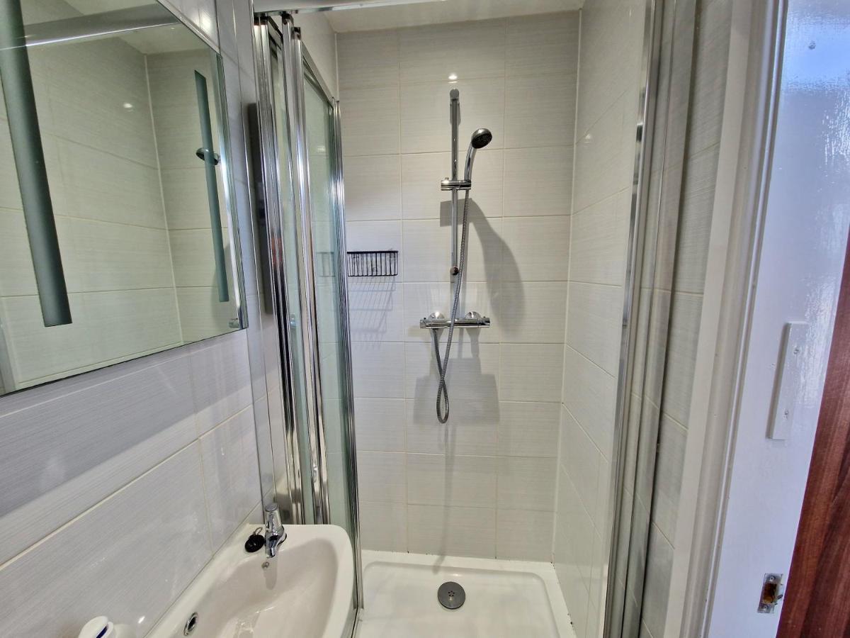 Incredible Private Rooms All With Private Bathrooms In A Fully Serviced House Next To City Centre With Free Parking Coventry Kültér fotó