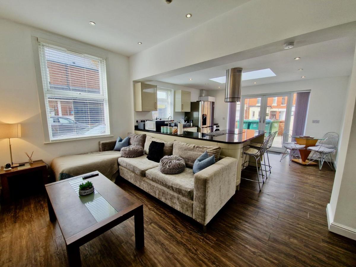 Incredible Private Rooms All With Private Bathrooms In A Fully Serviced House Next To City Centre With Free Parking Coventry Kültér fotó