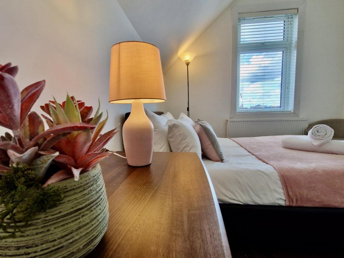 Incredible Private Rooms All With Private Bathrooms In A Fully Serviced House Next To City Centre With Free Parking Coventry Kültér fotó