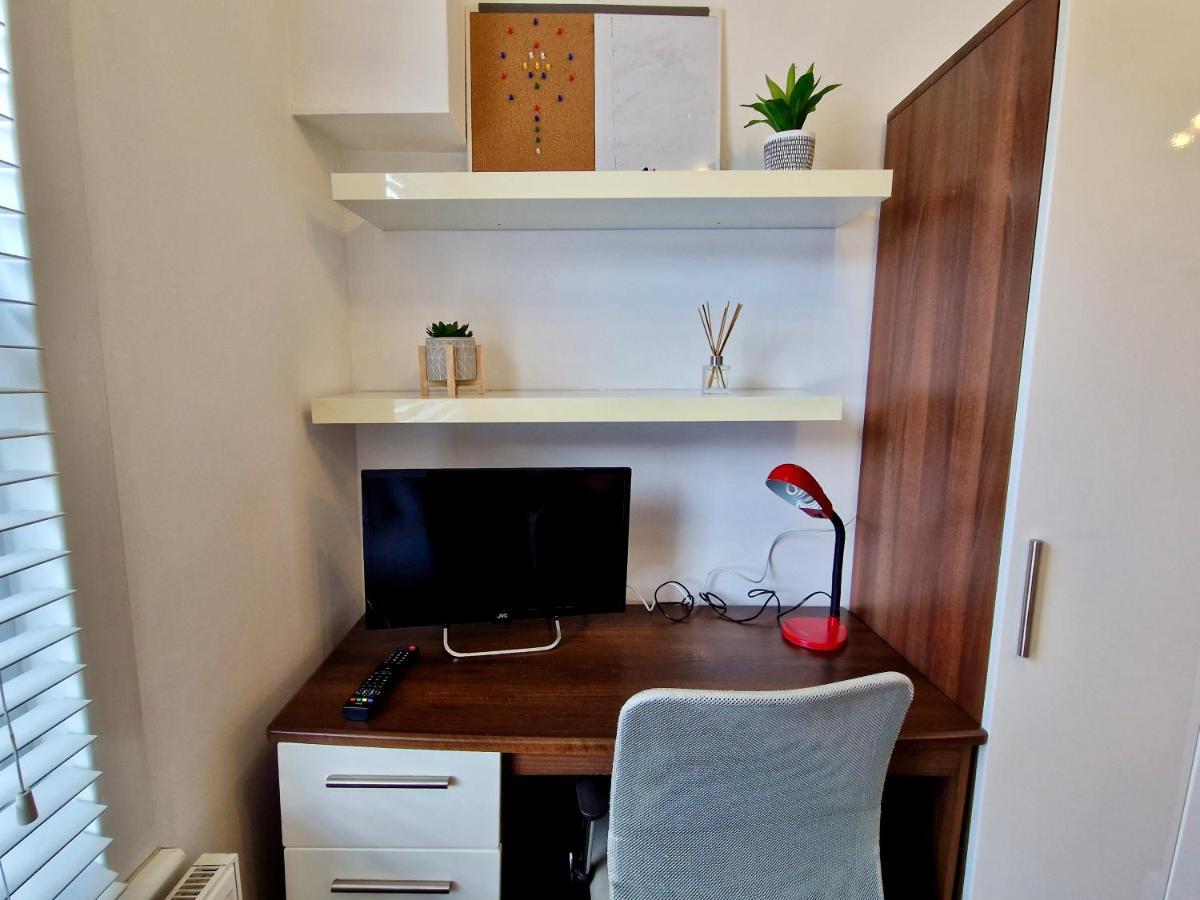 Incredible Private Rooms All With Private Bathrooms In A Fully Serviced House Next To City Centre With Free Parking Coventry Kültér fotó