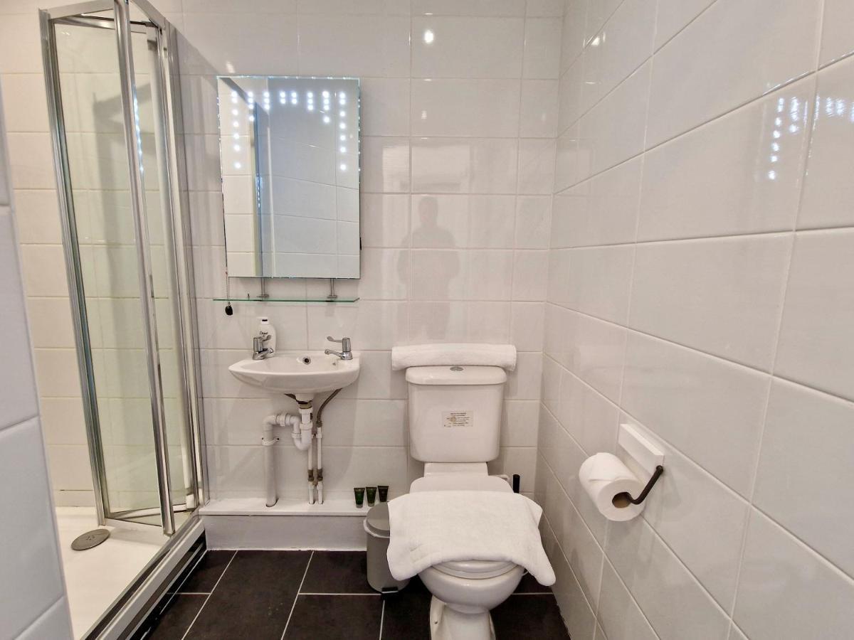 Incredible Private Rooms All With Private Bathrooms In A Fully Serviced House Next To City Centre With Free Parking Coventry Kültér fotó